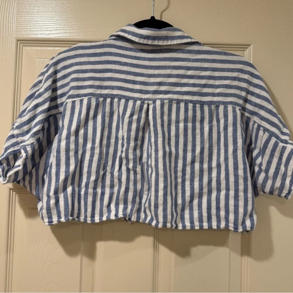 Forever 21 Blue White Striped Cropped Button Up Shirt Women’s Size S - Picture 3 of 3